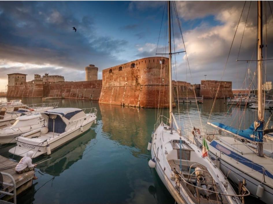 Onda Di Porta A Mare Apartment Livorno Bagian luar foto