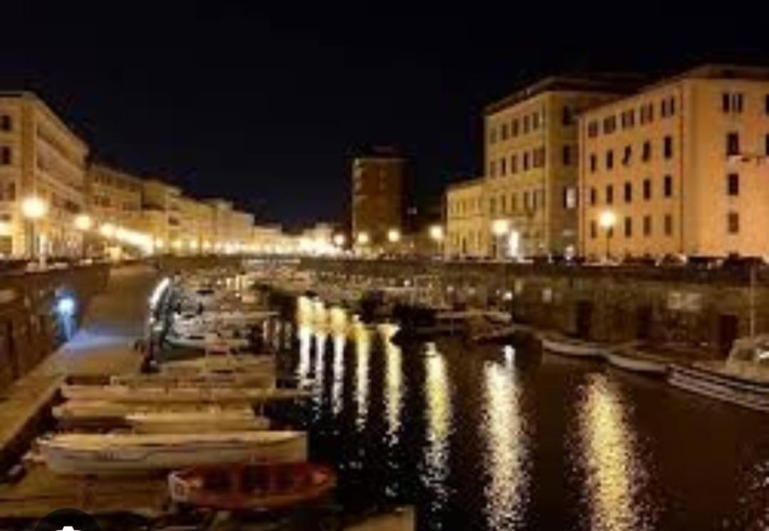 Onda Di Porta A Mare Apartment Livorno Bagian luar foto